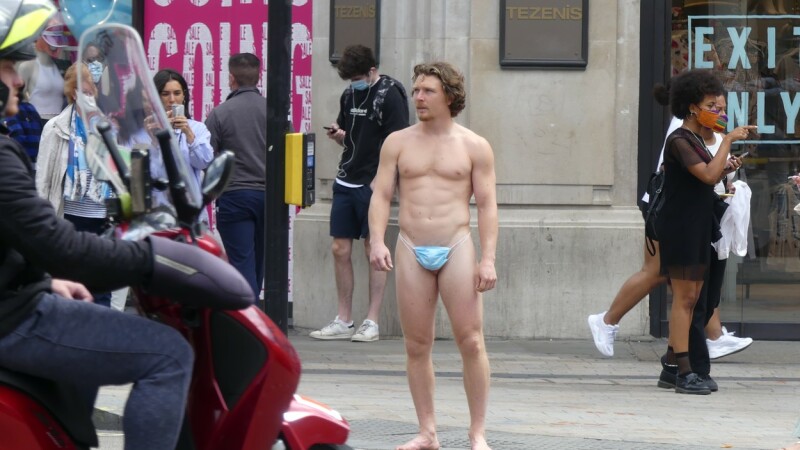 Bărbat dezbrăcat pe Oxford Street
