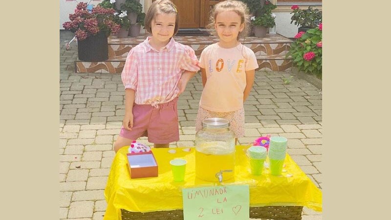 Gest emoționant. Două fetițe din Botoșani au vândut limonadă în stradă și au donat banii pentru ajutorarea copiilor