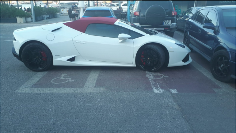 Cu Lamborghini pe două locuri de parcare pentru persoanele cu handicap