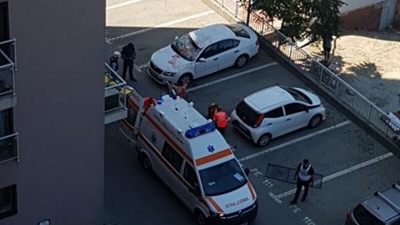 Un bărbat dezbrăcat a căzut de la etajul șase al unui bloc din București