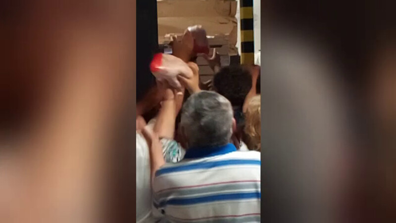 Bătaie pe pui la un magazin din Brăila. Angajații aruncau cu păsări în oameni ca să-i potolească