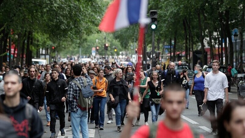 Proteste în Franţa, după ce Macron a anunțat restricții pentru persoanele fără certificat sanitar