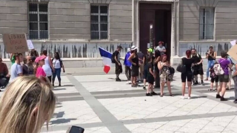 Proteste după restricțiile sanitare din Franța. Manifestanții i-au dat jos portretul lui Macron de pe perete