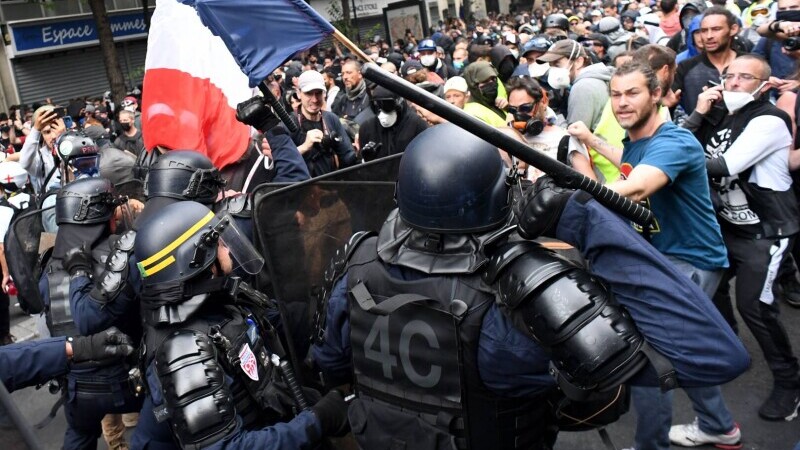 Proteste masive în Franța, împotriva obligativității certificatului verde în locurile publice. 65% din francezi le susțin