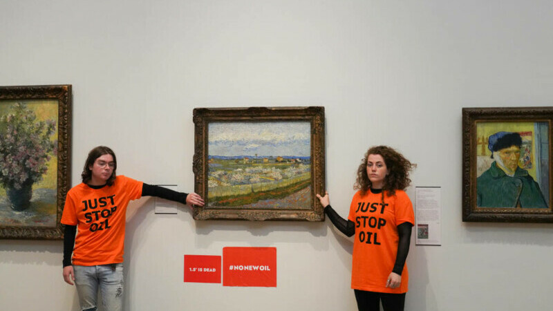Activistii Just Stop Oil cu mainile lipite de un tablou de Van Gogh expus la Londra