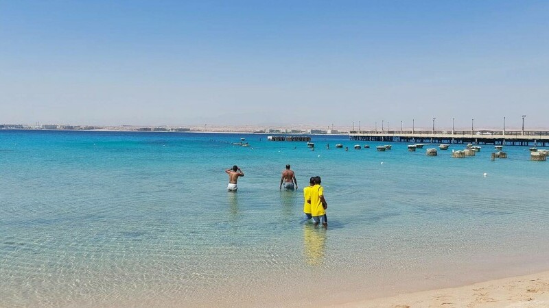 Plajele din stațiunea egipteană Hurghada au fost redeschise. Turiștii spun că în zonă sunt în continuare rechini. FOTO