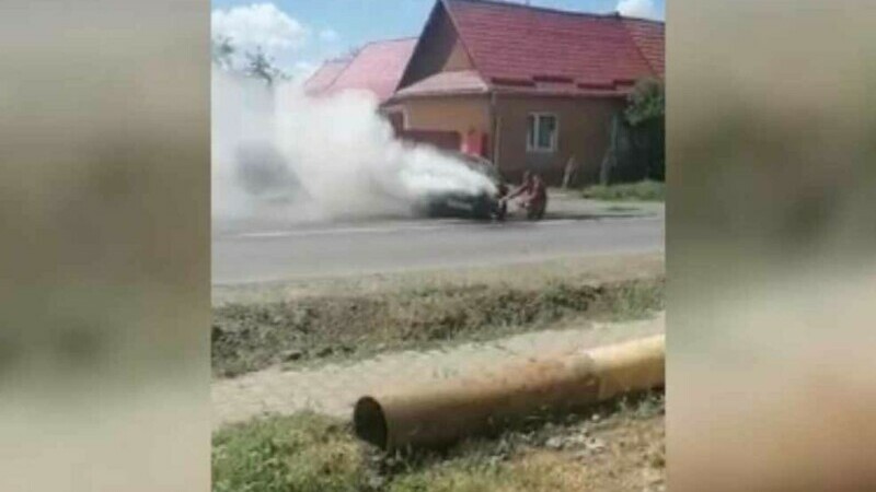 Mașină în flăcări, după impactul cu o remorcă, în Mureș. Șoferul camionului nu a putut evita impactul