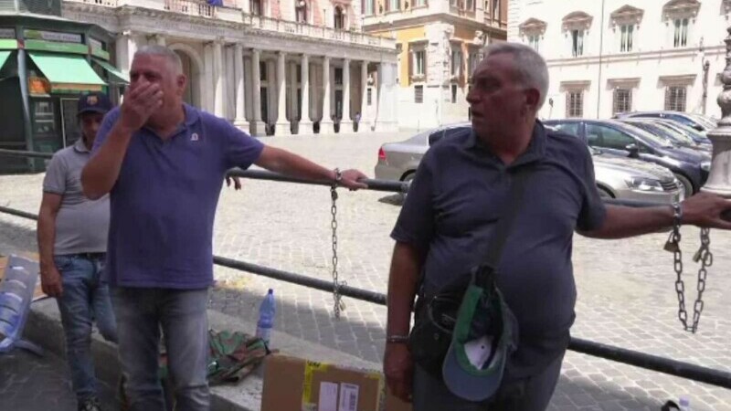 Protestul taximetriștilor, la Roma. S-au legat cu lanțuri de clădirea Guvernului