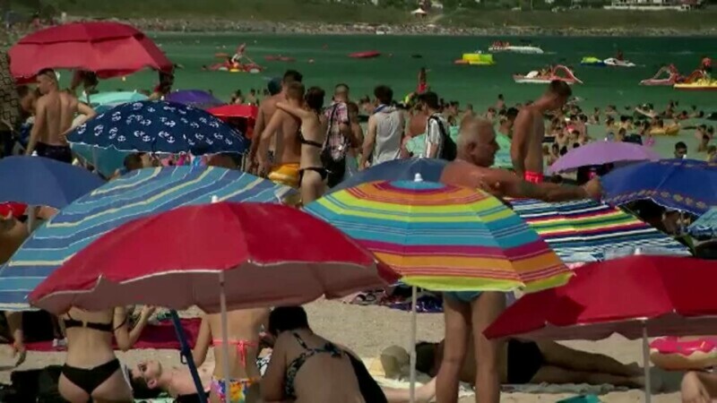 Cu șunca atârnată la umbrelă, pe plaja din Costinești. Imagini virale: ,,I-am văzut live. Moet, slană, jambon”