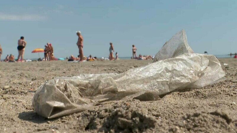 Plajele sunt pline de deșeuri de plastic. Turiștii le aruncă, patronii sunt amendați. În final, ajung în farfuria noastră