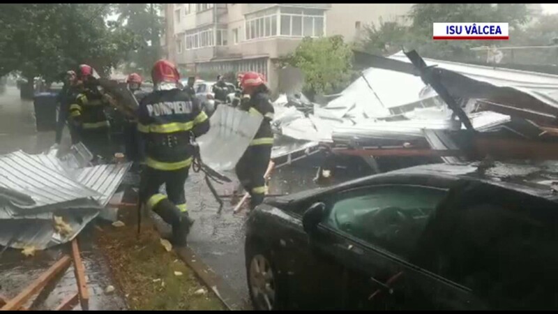 Furtuna a făcut prăpăd la Focșani, iar în Bușteni apa a depășit jumătate de metru pe șosea