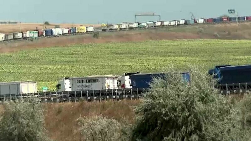 Coloană de zeci de kilometri de camioane cu cereale, către Agigea. Majoritatea sunt din Ucraina