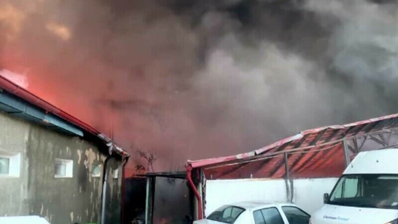 Mobilizare impresionantă la un incendiu din Cluj Napoca. A ars un depozit de piese auto și au intervenit chiar și cisternele