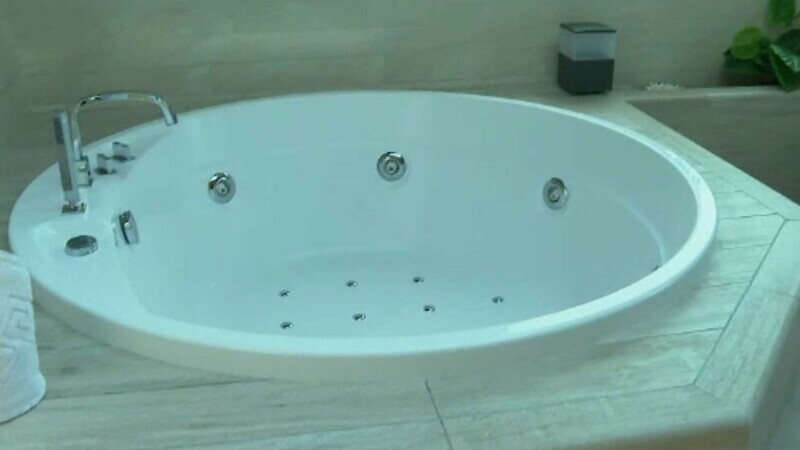 Hotelurile pentru adulți sunt la mare căutare pe litoral. Cât costă noaptea de cazare cu jacuzzi în cameră