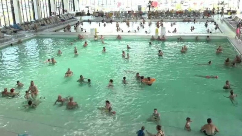 Băile sărate din Ocna Mureș atrag constant turiști. „Bazinele sunt mari, apa e caldă și e curat, foarte curat”
