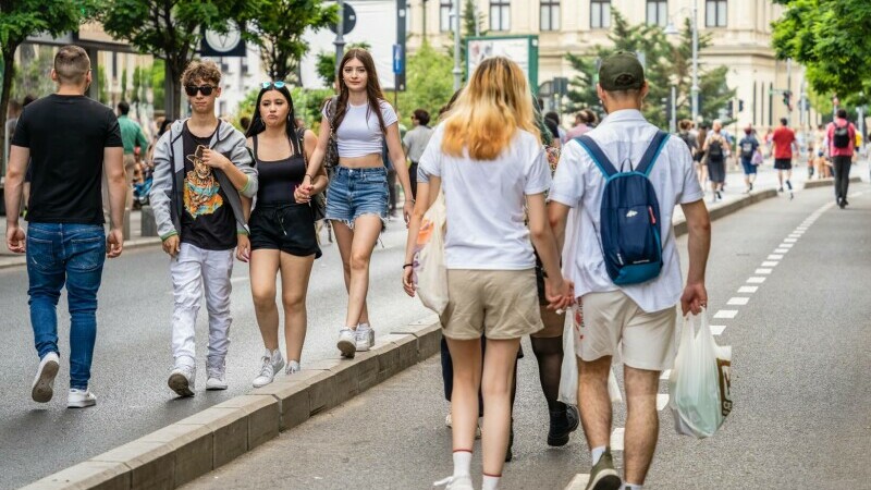 oameni pe strada