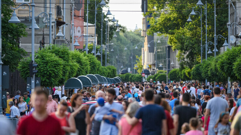 oameni pe strada