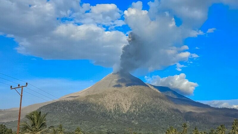 eruptie vulcan indonezia