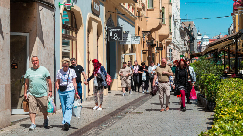 oameni pe strada