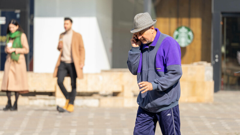 oameni pe strada, vorbesc la telefon