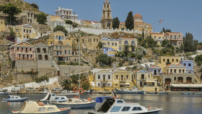 O insulă din Grecia preferată de turiști introduce taxe speciale
