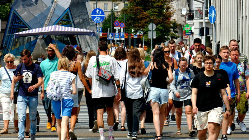 oameni pe strada