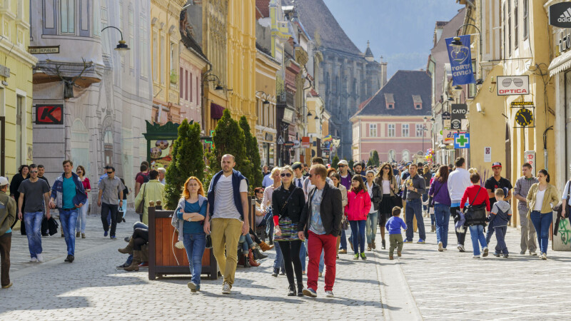 oameni pe strada