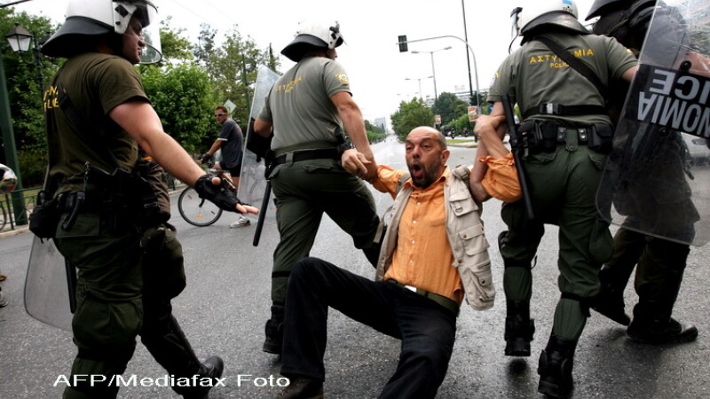 Protestatari luati pe sus in Grecia