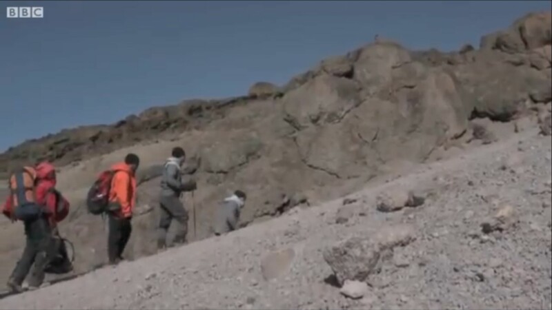 Barbat fara maini urca pe Kilimanjaro