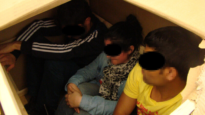 emigranti ascunsi in cutie prinsi la Nadlac