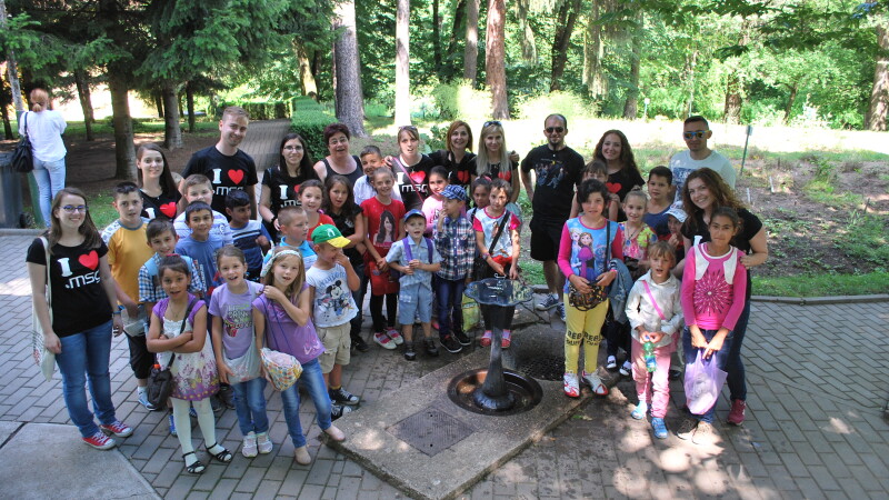 Cand cei mari ii ajuta pe cei mici. 30 de copii de la sate s-au bucurat de o excursie gratuita la sfarsit de an scolar