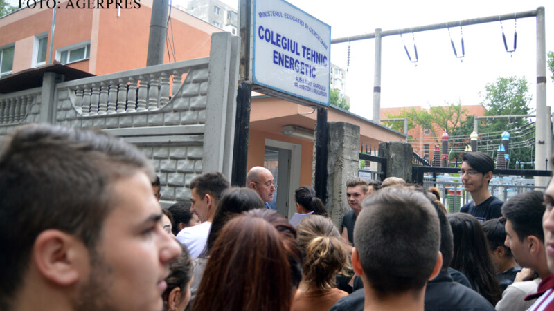 Liceeni asteptand sa intre in Colegiul Tehnic Energetic din Capitala, pentru a sustine proba scrisa la limba si literatura romana, din cadrul primei sesiuni a examenului de Bacalaureat 2015. FOTO AGERPRES