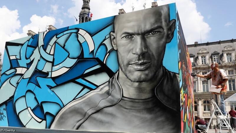 Portretul fotbalistului Zinedine Zidane, pictat pe un perete in fata primariei din Paris, inainte de startul UEFA EURO 2016