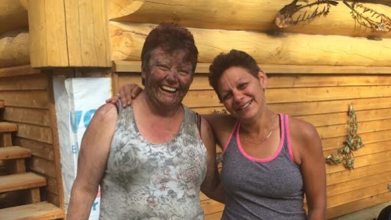 Joanne Barnaby, stanga, dupa ce s-a reunit cu prietena ei