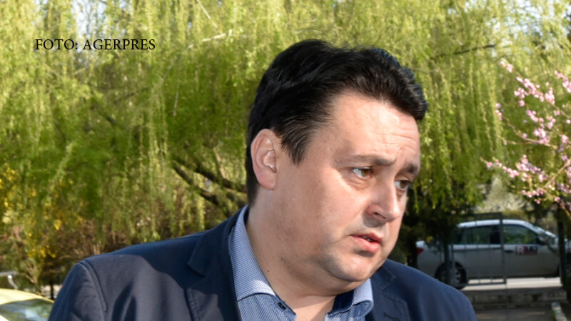 Senatorul PNL Andrei Volosevici, fost primar al Ploiestiului, care este urmarit penal pentru fapte de coruptie in legatura cu finantarea echipei de fotbal Petrolul Ploiesti, soseste la sediul DNA Ploiesti.