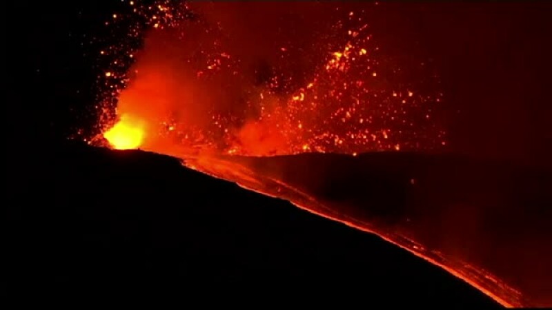 Vulcanul Etna A Inceput Să Erupă Din Nou Lava Se Scurge Din