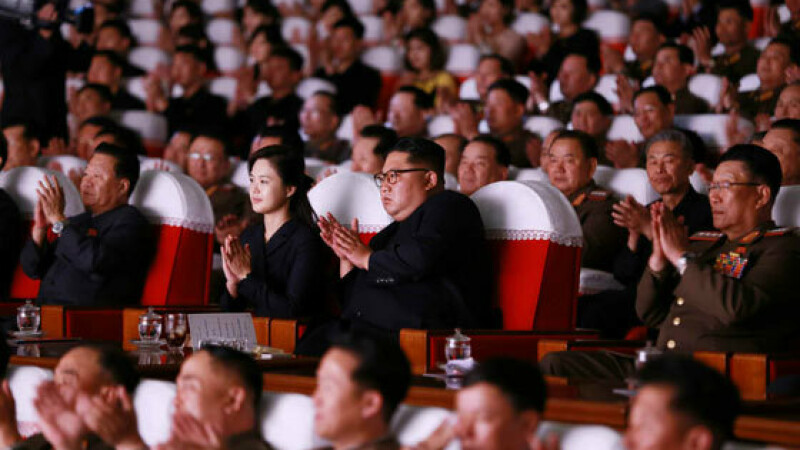 Kim Jong-un la un spectacol, alături de oficialul presupus executat - 3