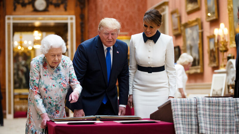 Regina Elisabeta le-a arătat Colecția regală britanică lui Donald și Melania Trump