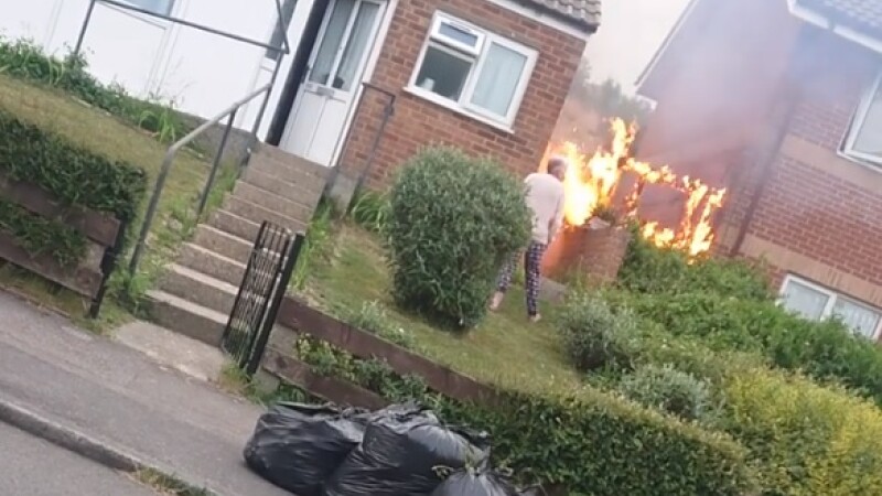 Momentul în care două vecine se ceartă peste gard, în timp ce casele lor iau foc