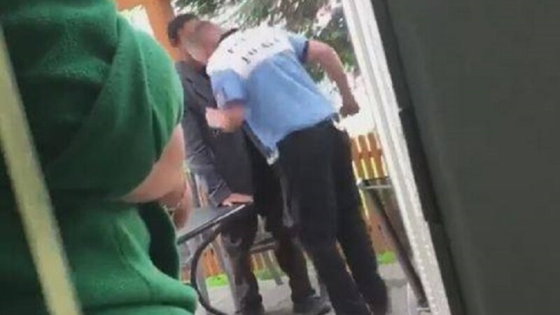 Om al străzii, lovit cu capul în gură de un polițist local, în Timiș