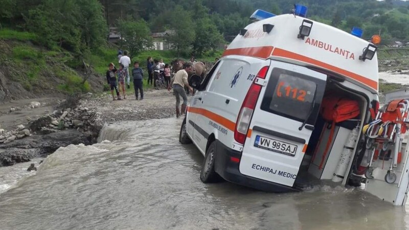 Ambulanță împotmolită în noroi, în Vrancea