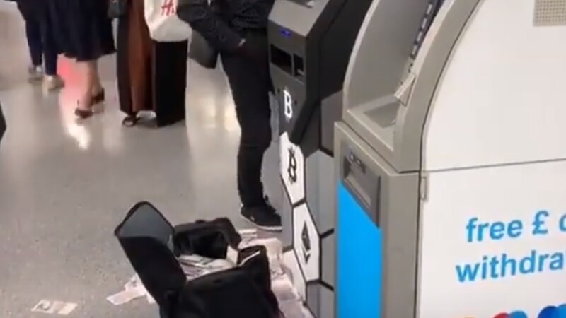 Momentul în care un bancomat eliberează zeci de bancnote. ”E o geantă mare lângă”