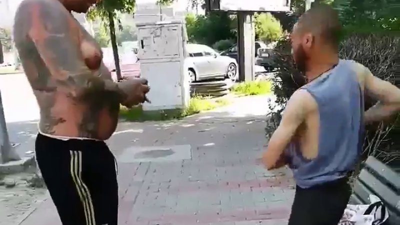 Reacția unui bărbat față de un om al străzii în Iași