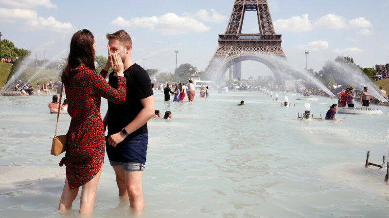 Turiștii se răcoresc în fântânile din Paris, unde sunt temperaturi caniculare
