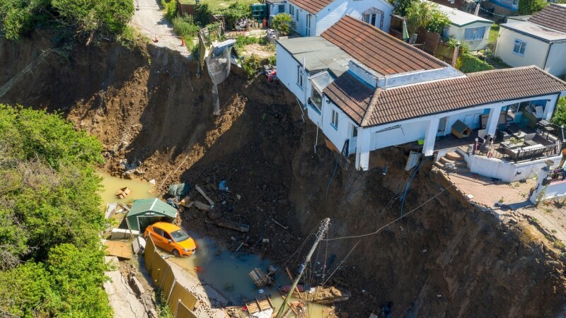 Casă prăbușită de pe vârful unei stânci, de la 70 m înălțime - 1