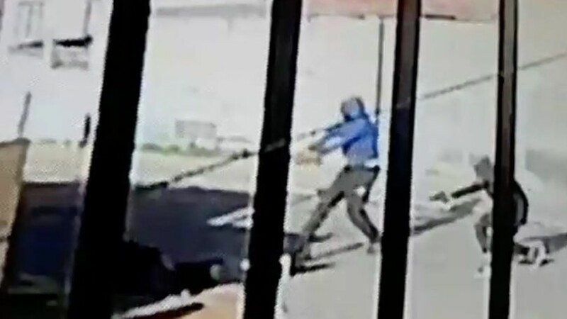 Execuție suprinsă pe camerele de supraveghere. Trei bărbați au ucis un rival cu focuri de armă, în plină stradă