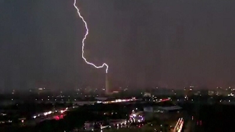 Momentul în care un fulger lovește vârful monumentului dedicat lui George Washington din capitala SUA