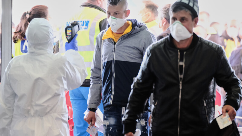 Alți zeci de români infectați cu coronavirus la un abator din Germania. Care este starea lor