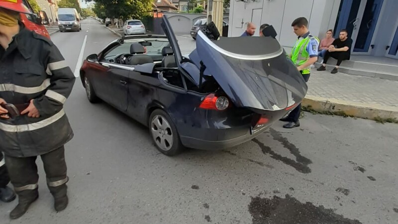 O femeie din Constanța și-a prins capul în sistemul de decapotare al mașinii. În ce stare e