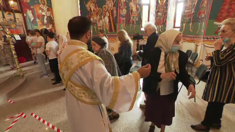 Preoții fac pe jandarmii cu credincioșii care nu respectă distanța socială în biserici. ”Mai în spate, vă rog”